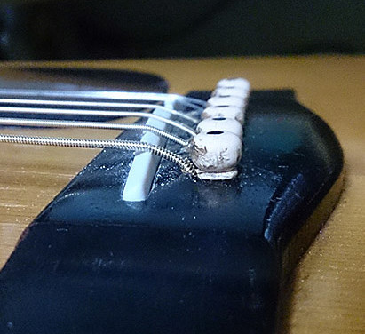 我が家の一番古いギターのブリッジサドルを交換してみた