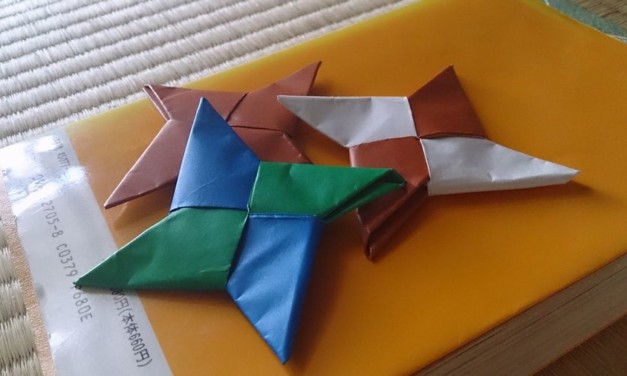 折り紙で手裏剣を