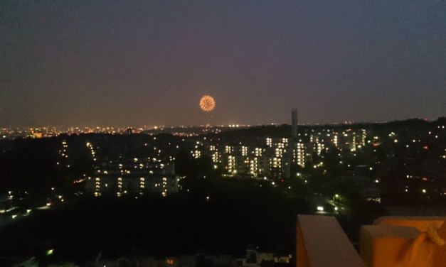 地震速報の後、ベランダから見えた花火に夏を感じた日