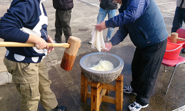 出来たてのお餅の美味さは素晴らしい – 餅つき