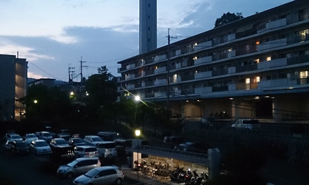 夕暮れ時の給水塔