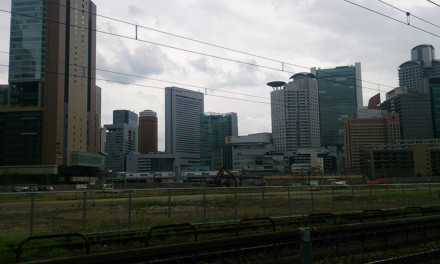 更地の向こうに見える高層ビル群 – 梅田貨物駅跡