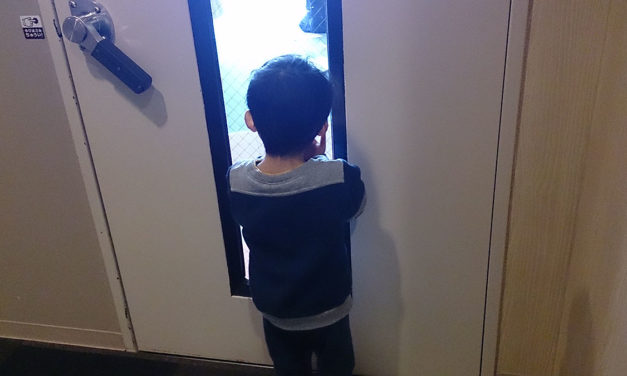 参加できなくて寂しい男 – 千里中央セルシーにて