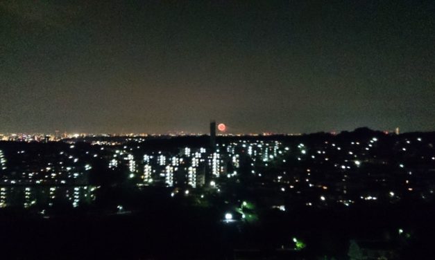 ベランダからほんのり見える花火 ― 淀川花火大会