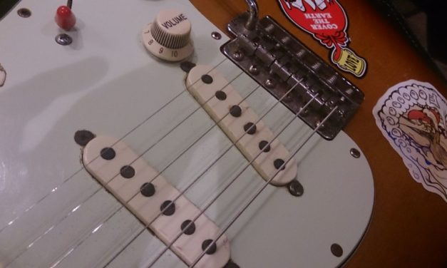 ストラトのネジを締めたら音が変わるのかという実験