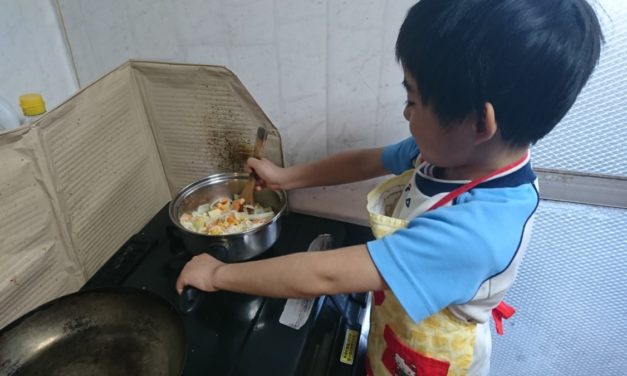 調理 ― 長男、初めての料理にトライする