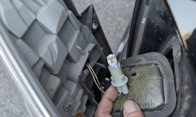 交換 ― ZRR70W、テールスモールランプをLEDに取り替えました