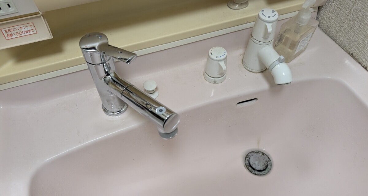 水栓 ― 洗面台の水栓をシャワー付のものに交換してみた。
