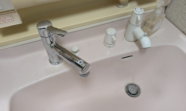 水栓 ― 洗面台の水栓をシャワー付のものに交換してみた。